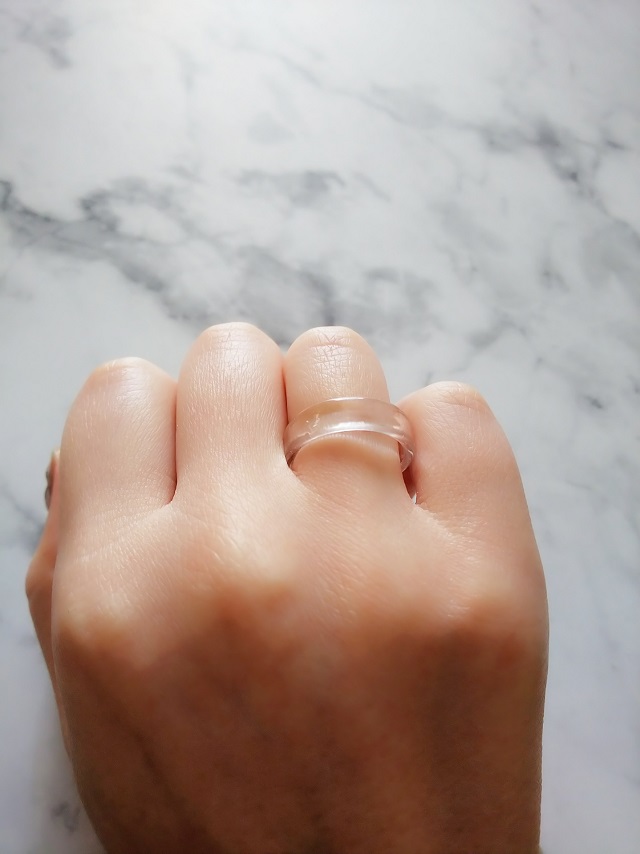 指につけた指輪の写真